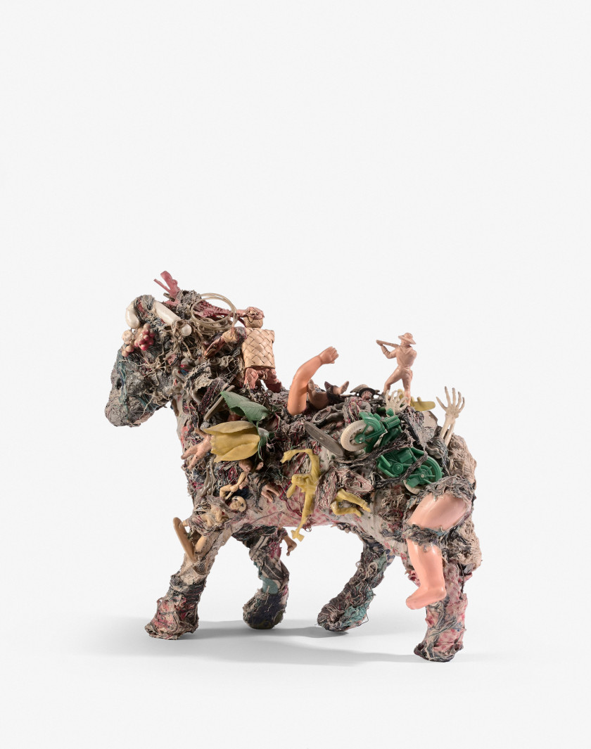 Niki de SAINT PHALLE (1930 - 2002) LE PETIT CHEVAL - Circa 1964 Assemblage de jouets en plastique, fils, tissus et paille