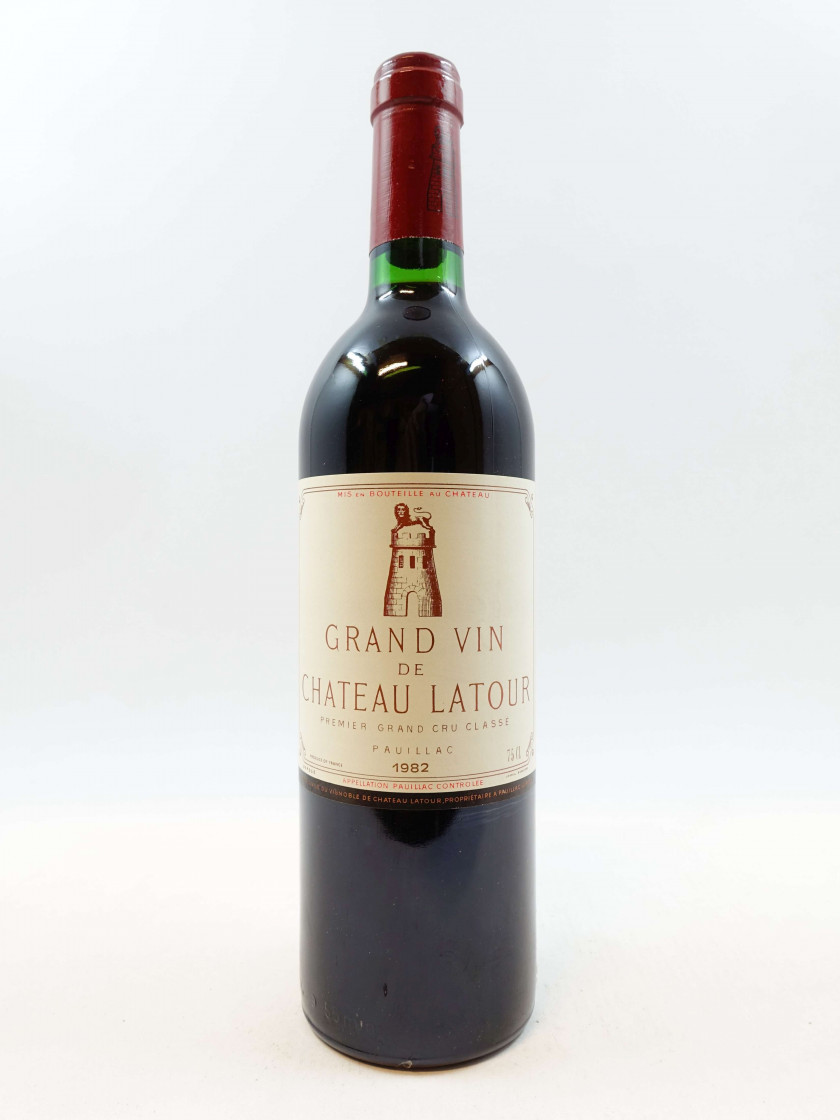 1 bouteille CHÂTEAU LATOUR 1982 1er GC Pauillac (base goulot