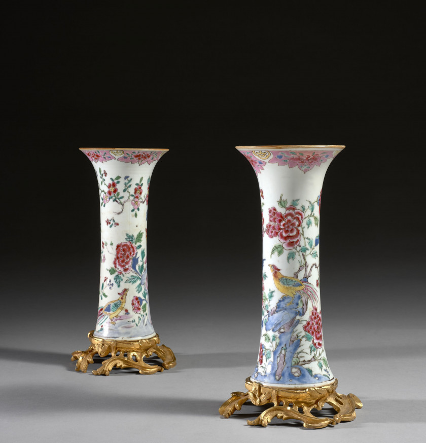 ¤ DEUX VASES FORMANT PAIRE EN PORCELAINE FAMILLE ROSE Chine, dynastie Qing, époque Qianlong, XVIIIe siècle