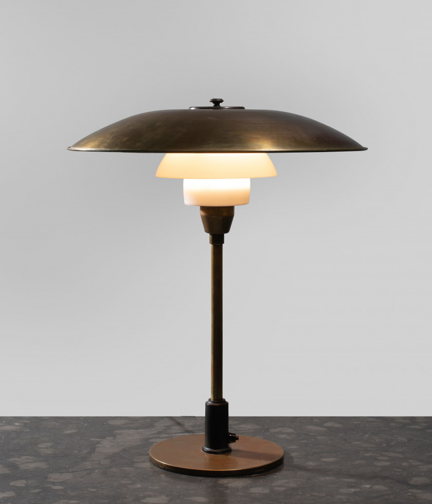 Poul HENNINGSEN 1894-1967 Lampe de table mod. PH 4/2 – 1928 Base et fût en laiton, écrans en lait...