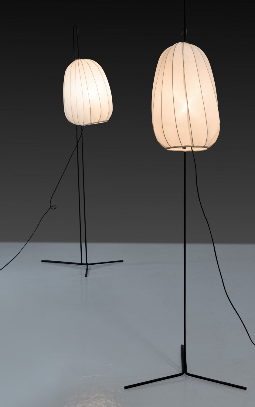 Hans BERGSTRÖM 1910–1996 Paire de lampadaires dits « Golviampor » – circa 1950 Piètement en métal laqué noir, abat-jour réglable en...