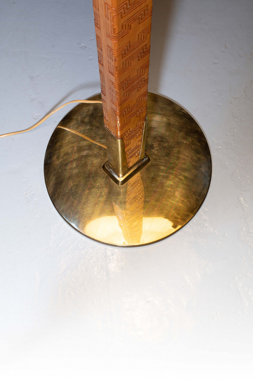 ¤ Paavo TYNELL 1890-1973 Lampadaire, mod. 9611 - Circa 1950 Base en laiton, fût en bois sculpté et laiton, abat-jour en tissu, attache.