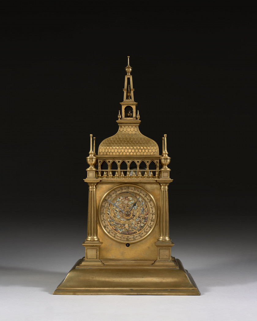 HORLOGE À POSER À SONNERIE AU PASSAGE DES HEURES ET DES QUARTS Le mouvement vers 1600, le cabinet et plusieurs des cadrans du dernie...