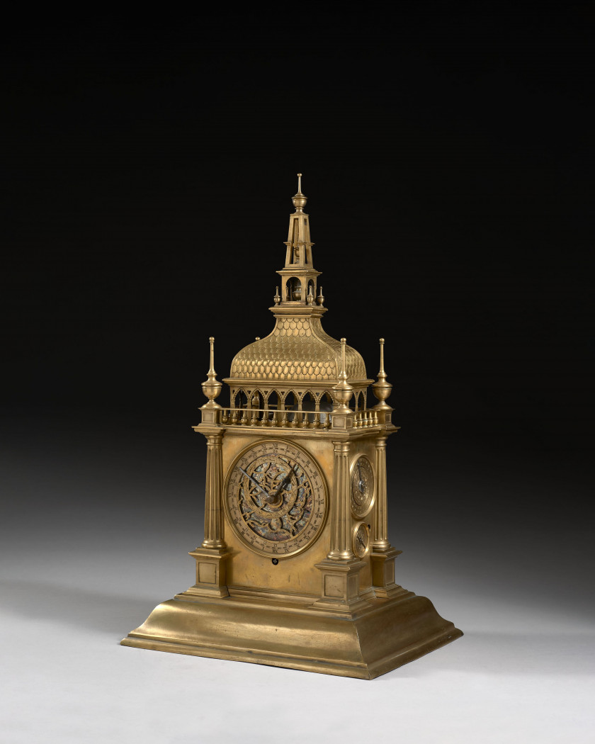 HORLOGE À POSER À SONNERIE AU PASSAGE DES HEURES ET DES QUARTS Le mouvement vers 1600, le cabinet et plusieurs des cadrans du dernie...