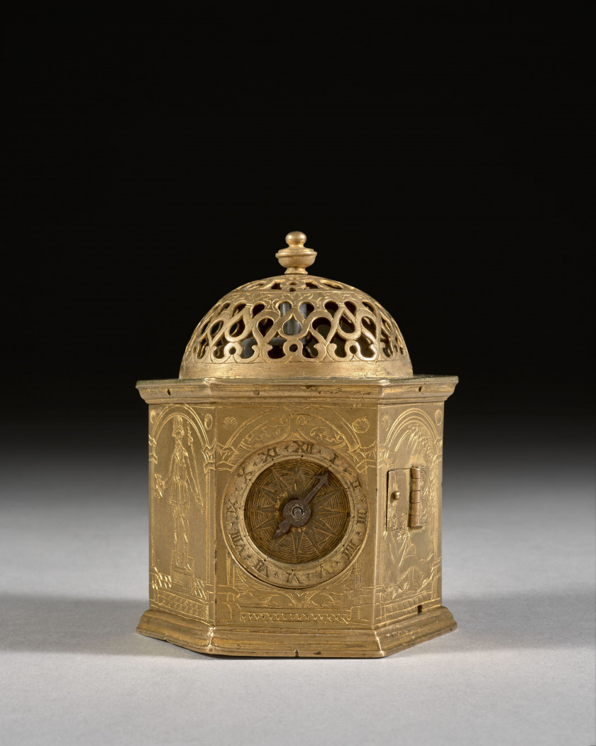 HORLOGE DE TABLE HEXAGONALE EN FORME DE PETITE TOUR Signée dans un cercle sur le dessous de la boîte 'Beauvais', et marqué à l'intér