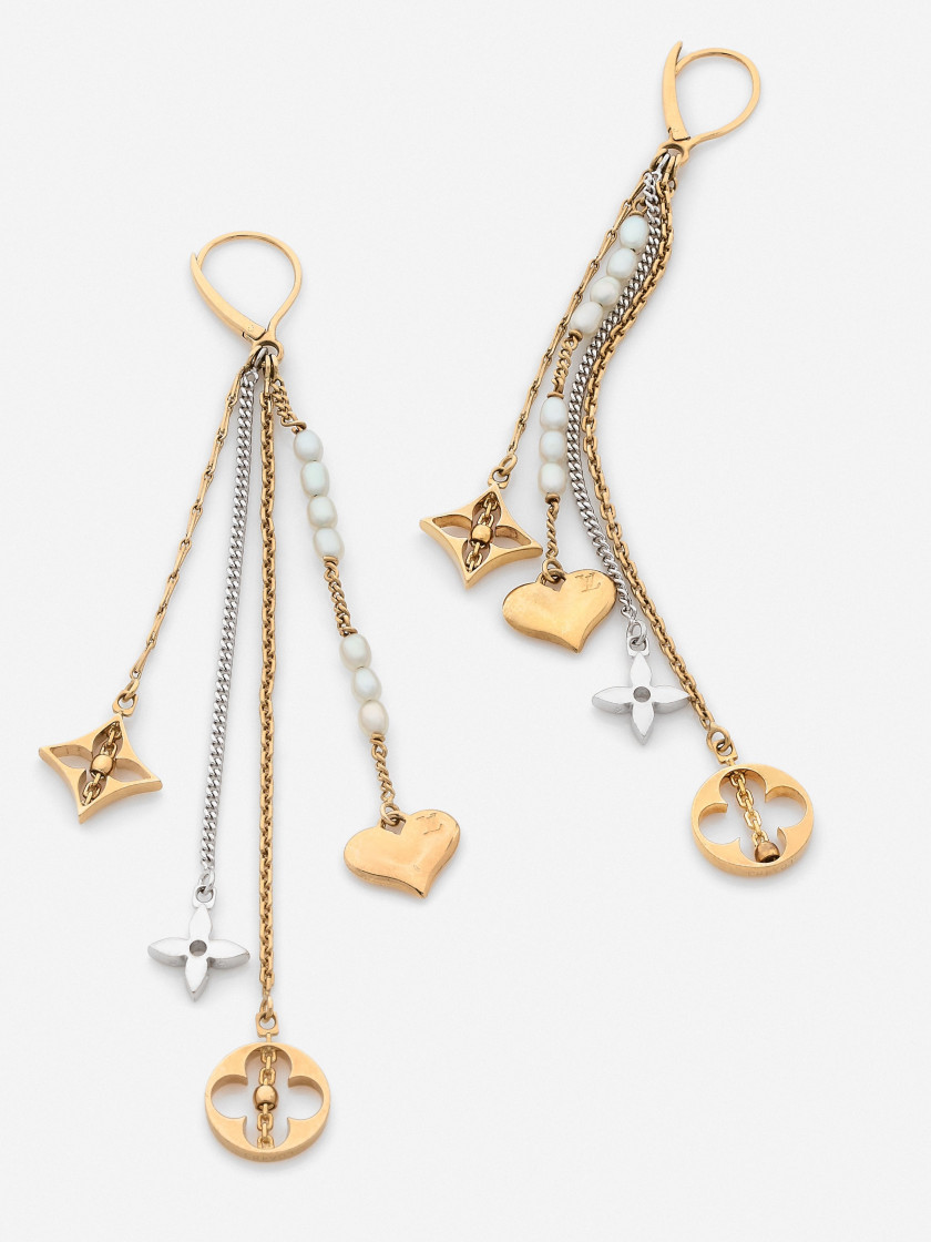 Louis VUITTON  Paire de pendants d'oreilles "Monogram"