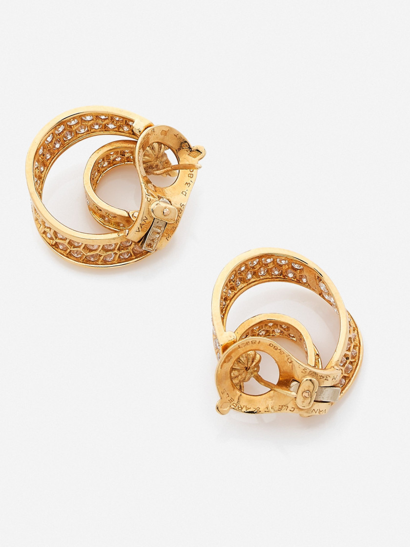 VAN CLEEF & ARPELS  Paire de boucles d'oreilles