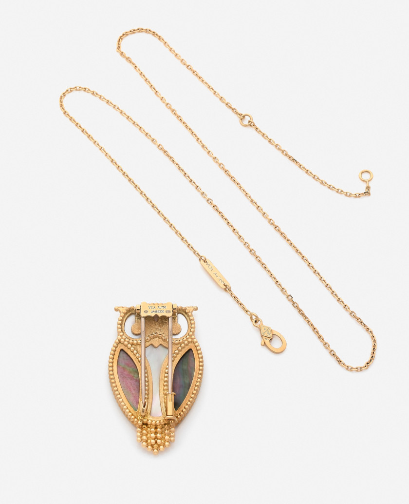 VAN CLEEF & ARPELS  Clip de corsage "Lucky Animals Hibou" et sa chaîne