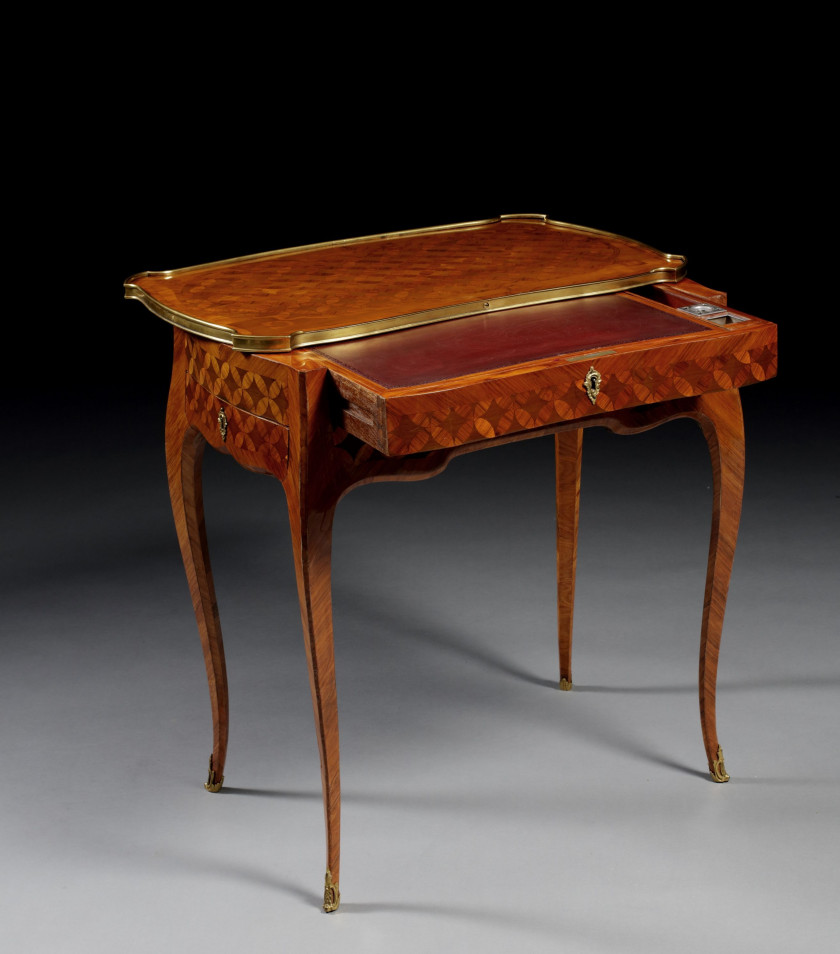 TABLE À ÉCRIRE MÉCANIQUE D'ÉPOQUE LOUIS XV, VERS 1770 Estampille de Roger Vandercruse dit Lacroix