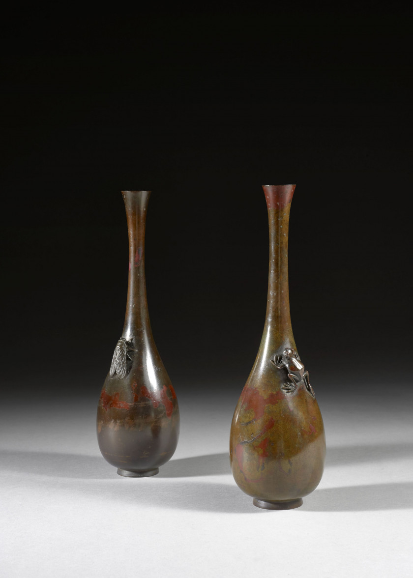 DEUX VASES EN BRONZE, Japon, fin de l'époque Meiji (1868-1912)