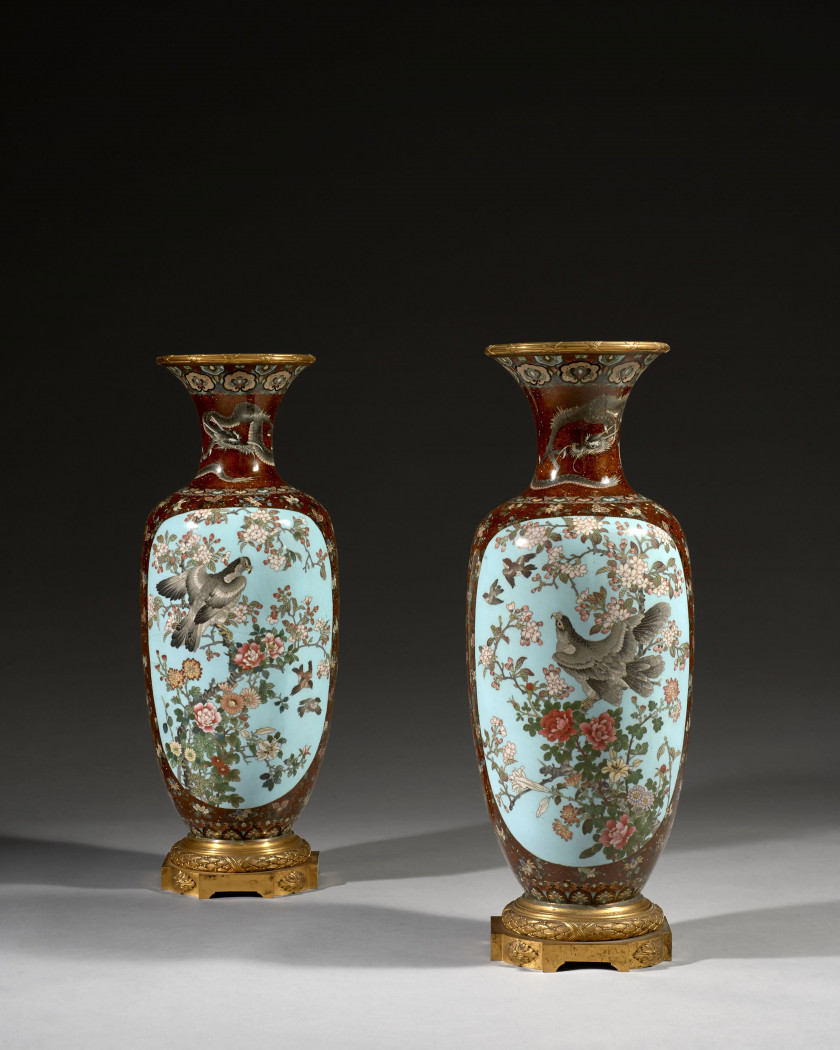 PAIRE DE GRANDS VASES CLOISONNÉS MONTÉ EN BRONZE, Japon, époque Meiji (1868-1912)