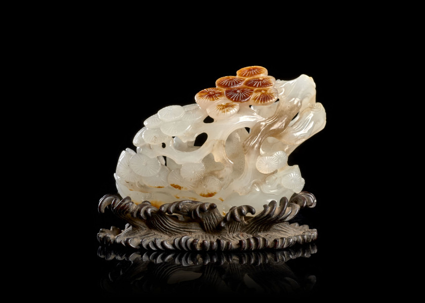 GROUPE EN JADE BLANC ET ROUILLE SCULPTÉ, Chine