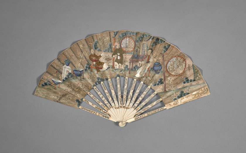 ÉVENTAIL EN PAPIER, SOIE ET IVOIRE DE CANTON, Chine, dynastie Qing, fin du XIXe siècle