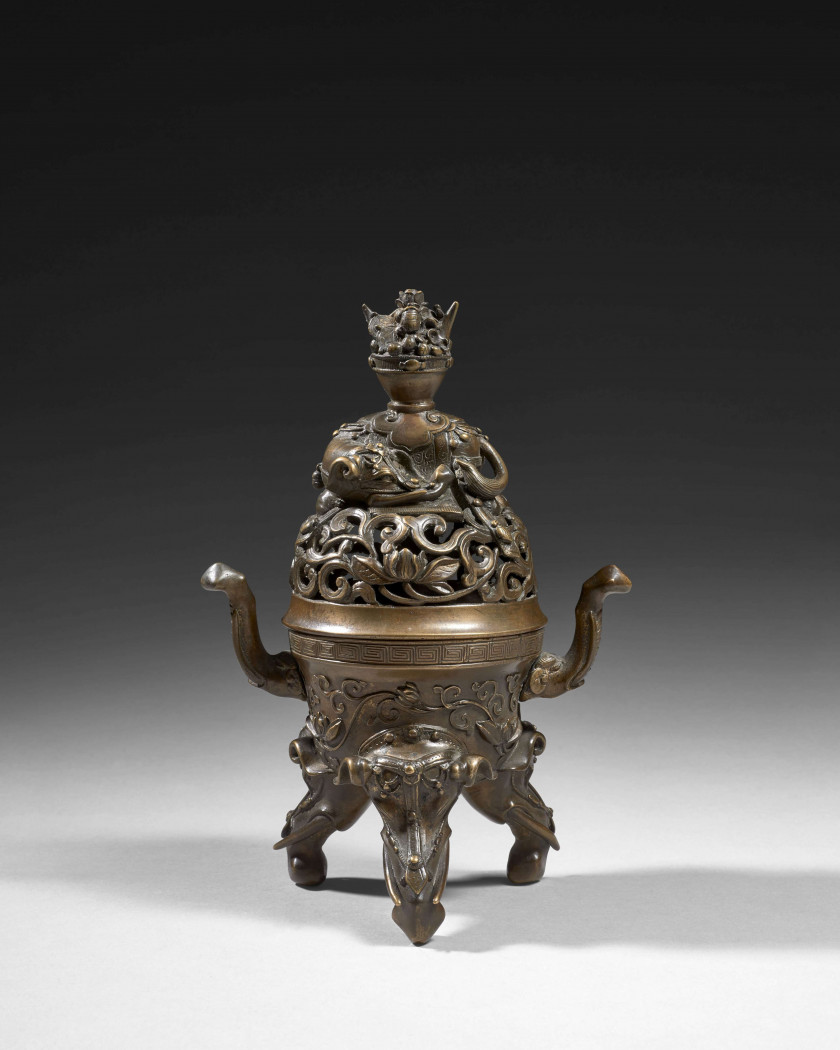 BRÛLE-PARFUM TRIPODE COUVERT EN BRONZE, Chine, dynastie Qing, XVIIIe siècle