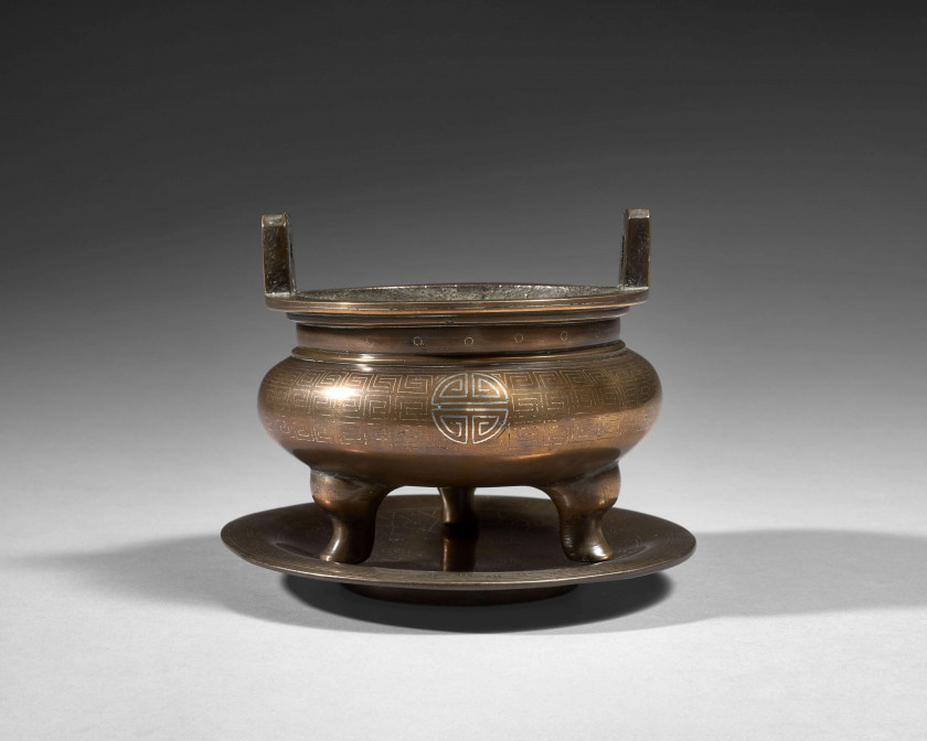 BRÛLE-PARFUM TRIPODE ET COUPE EN BRONZE NIELLÉ D'ARGENT, Chine, dynastie Qing, XIXe siècle