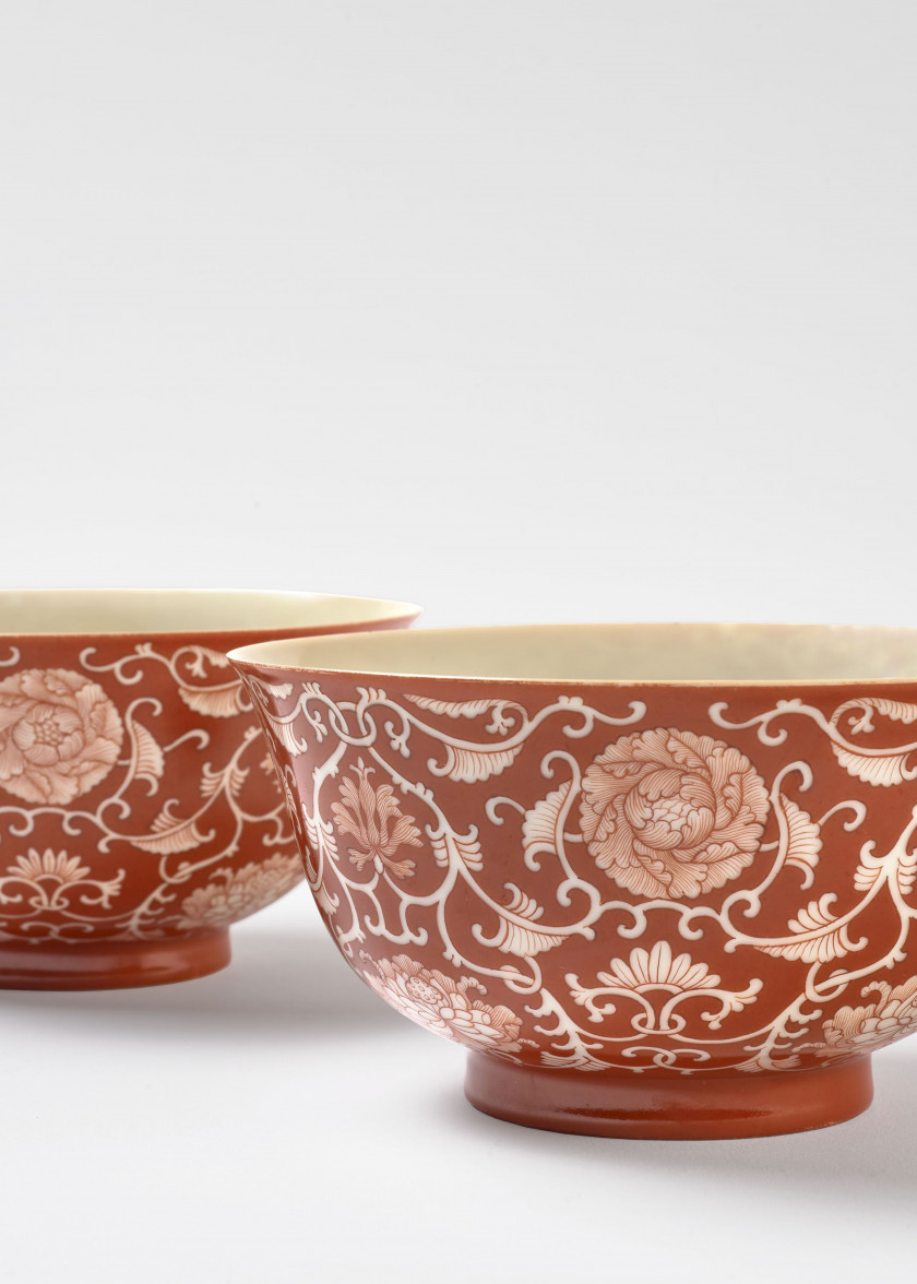 PAIRE DE BOLS EN PORCELAINE À FOND CORAIL, Chine, dynastie Qing, marque et époque Qianlong (1736-1795)