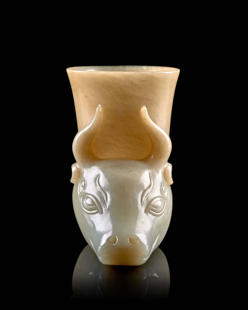 RHYTON EN JADE À TÊTE DE TAUREAU, Chine, dynastie Qing, XIXe siècle