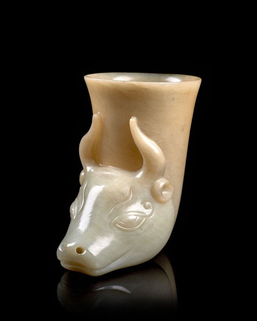 RHYTON EN JADE À TÊTE DE TAUREAU, Chine, dynastie Qing, XIXe siècle