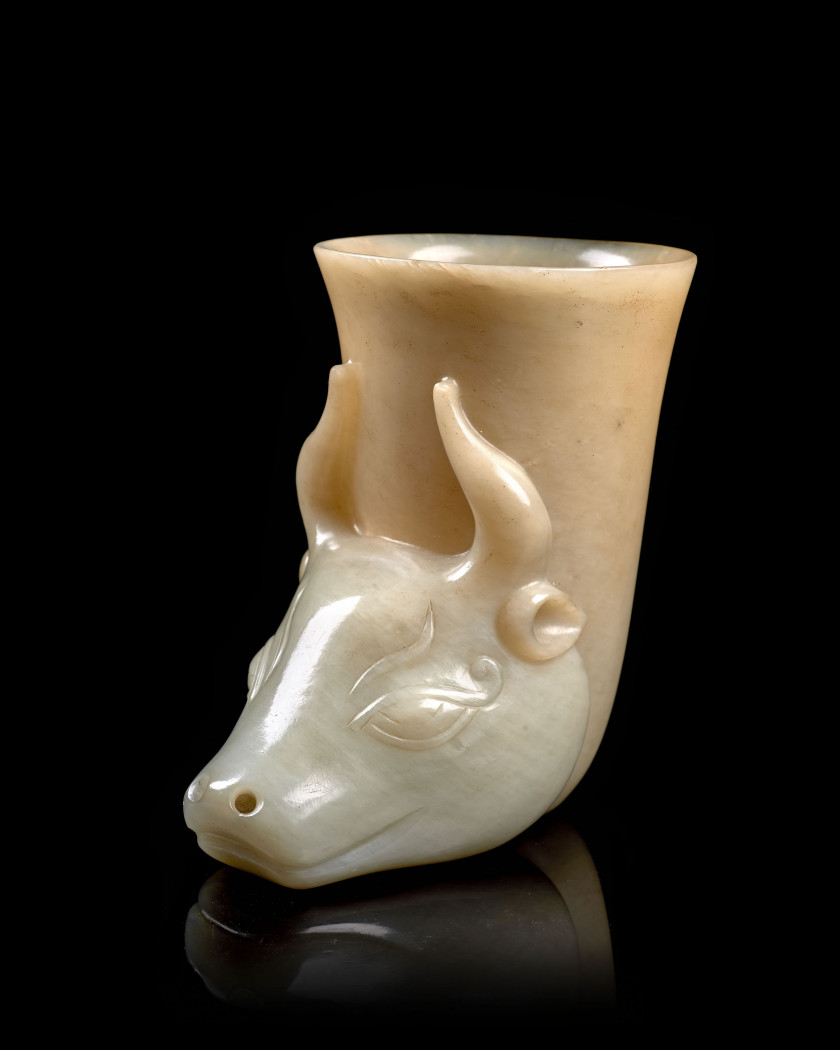 RHYTON EN JADE À TÊTE DE TAUREAU, Chine, dynastie Qing, XIXe siècle