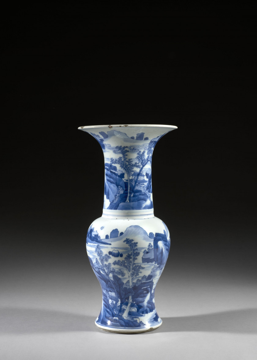 VASE YENYEN EN PORCELAINE BLEU BLANC, Chine, dynastie Qing, époque Kangxi (1662-1722)