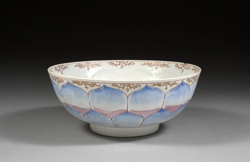 GRAND BOL EN PORCELAINE FAMILLE ROSE, Chine, dynastie Qing, XVIIIe siècle