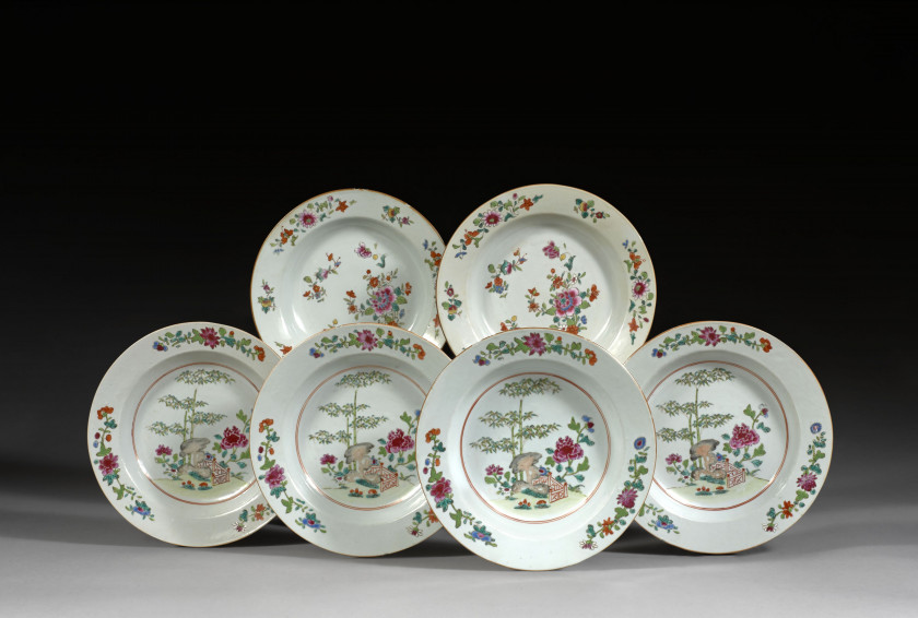 QUATRE ASSIETTES À SOUPE EN PORCELAINE FAMILLE ROSE, Chine, dynastie Qing, XVIIIe siècle