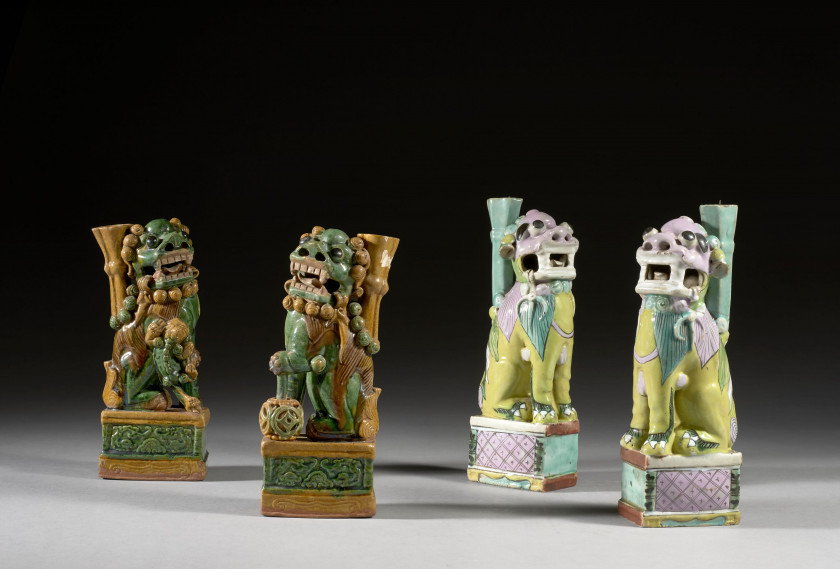 DEUX PAIRES DE CHIENS DE FÔ FORMANT PORTES-BAGUETTES D'ENCENS EN PORCELAINE ET GRÈS ÉMAILLÉ, Chine, dynastie Qing, XIXe siècle
