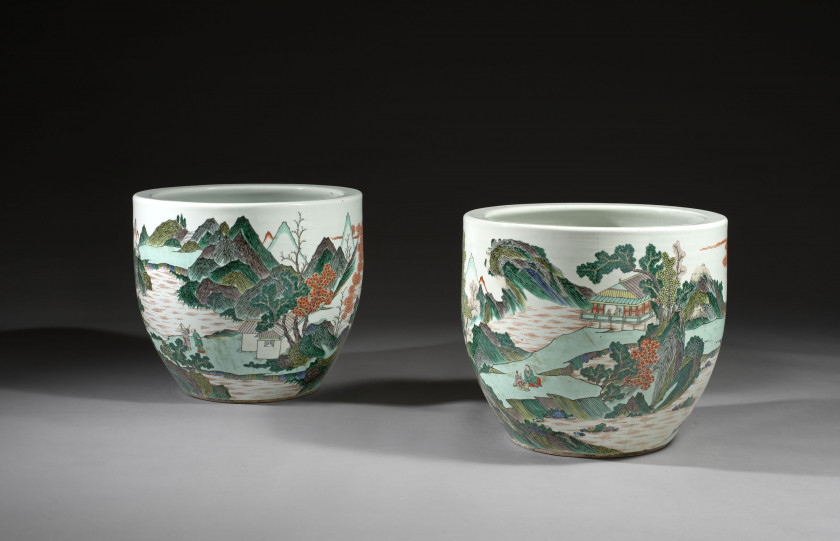 PAIRE DE VASQUES EN PORCELAINE FAMILLE VERT, Chine, fin de la dynastie Qing (1644-1911)