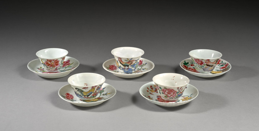 CINQ COUPES ET SOUCOUPES EN PORCELAINE FAMILLE ROSE, Chine, dynastie Qing, XVIIIe siècle