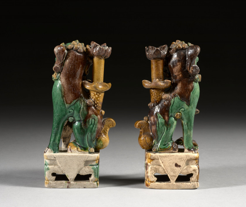 DEUX CHIENS DE FÔ FORMANT PORTES-BAGUETTES D'ENCENS EN GRÈS ÉMAILLÉ VERT, JAUNE ET AUBERGINE, Chine, dynastie Qing, époque Kangxi (1..