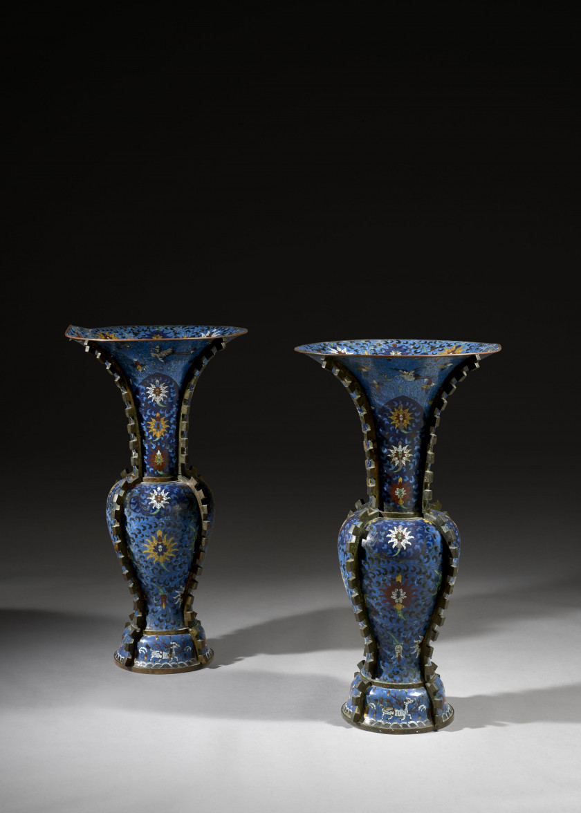 PAIRE DE GRANDS VASES YENYEN EN BRONZE ET ÉMAUX CLOISONNÉS, Chine, dynastie Qing, XIXe siècle