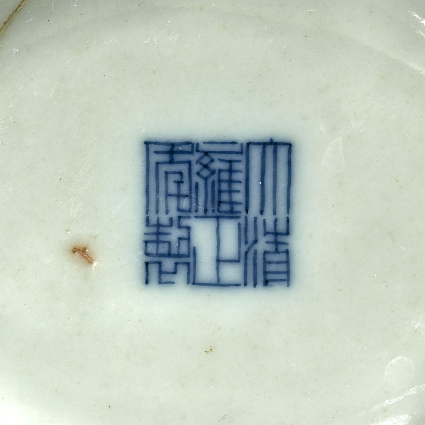 PAIRE DE VASES EN PORCELAINE À FOND CÉLADON PÂLE, Chine, XXe siècle