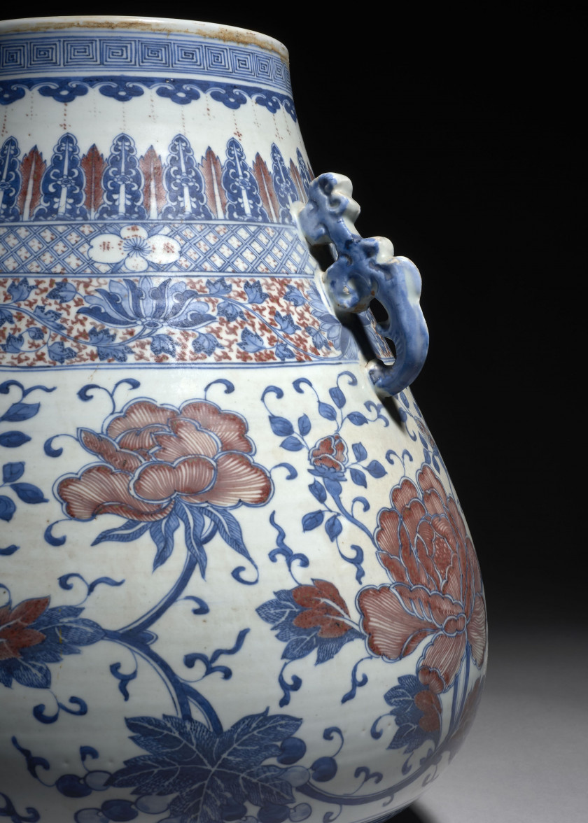 GRAND VASE HU EN PORCELAINE BLEU BLANC ET ROUGE DE CUIVRE, Chine, fin du XIXe - début du XXe siècle