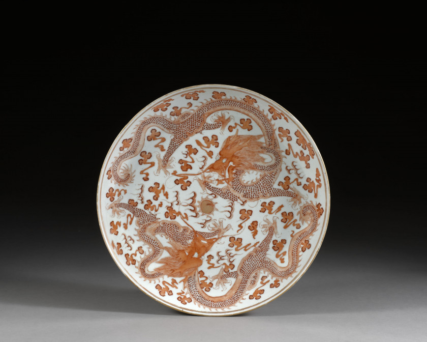 PLAT EN PORCELAINE ROUGE DE FER ET OR, Chine, fin de la dynastie Qing (1644-1911)