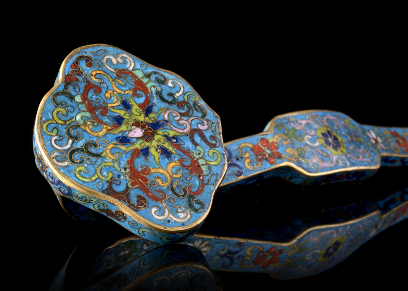 SCEPTRE RUYI EN BRONZE ET ÉMAUX CLOISONNÉS, Chine, XXe siècle