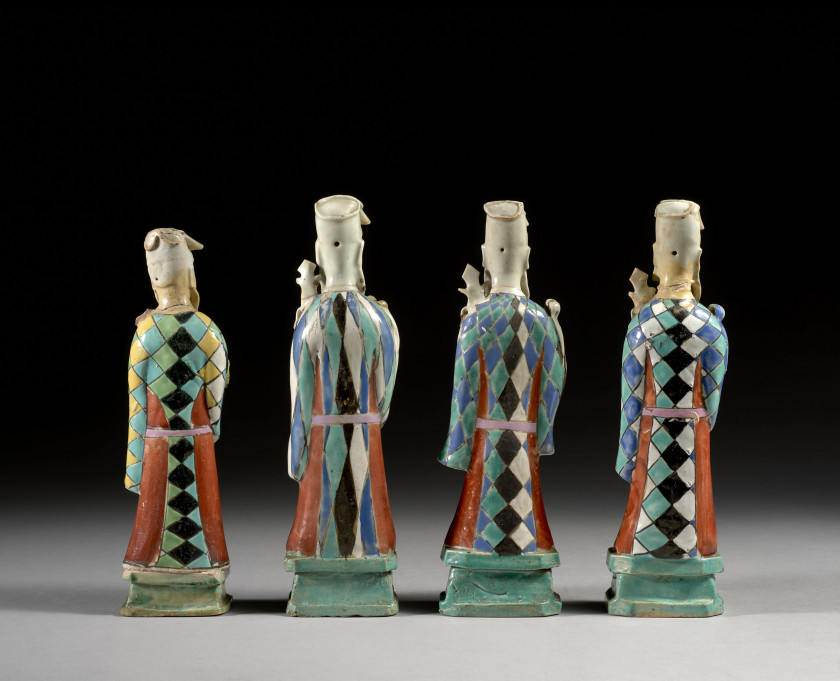 QUATRE STATUETTES DE DIGNITAIRES TAOÏSTES EN PORCELAINE POLYCHROME, Chine, dynastie Qing, époque Jiaqing (1796-1820)