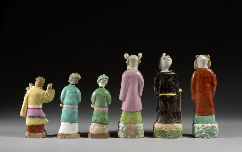 SIX STATUETTES D'IMMORTELS ET FEMMES EN PORCELAINE POLYCHROME, Chine, dynastie Qing, époque Jiaqing (1796-1820)