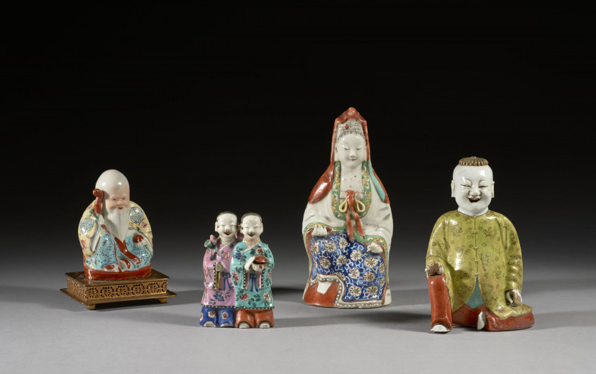 QUATRE STATUETTES EN PORCELAINE POLYCHROME, Chine, XIXe et XXe siècle