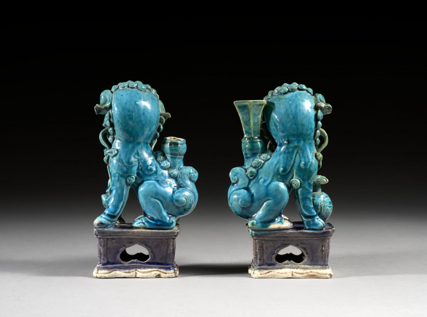 DEUX CHIENS DE FÔ FORMANT PORTES-BAGUETTES D'ENCENS EN GRÈS ÉMAILLÉ TURQUOISE ET AUBERGINE, Chine, dynastie Qing, époque Kangxi (166..