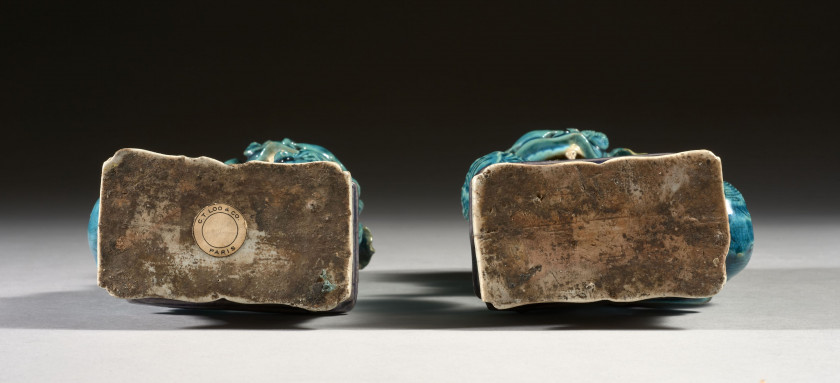 DEUX CHIENS DE FÔ FORMANT PORTES-BAGUETTES D'ENCENS EN GRÈS ÉMAILLÉ TURQUOISE ET AUBERGINE, Chine, dynastie Qing, époque Kangxi (166..