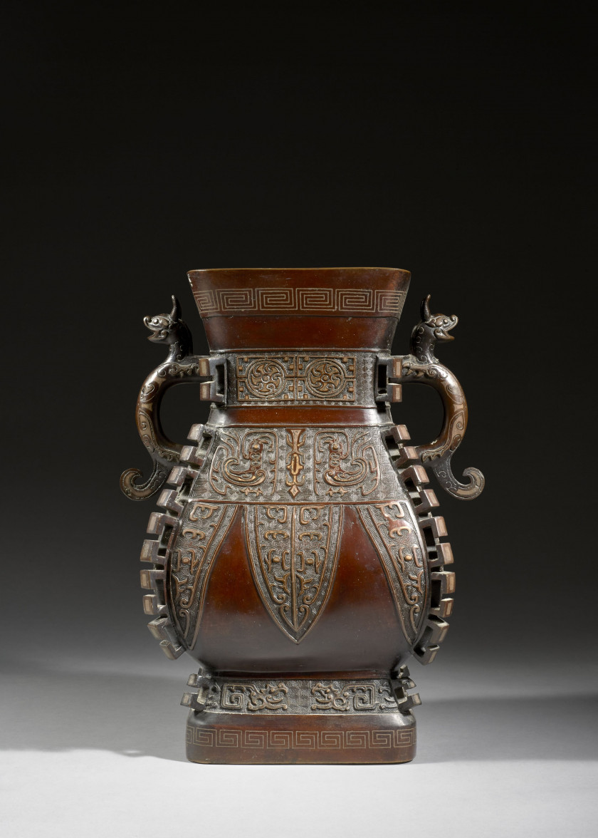 GRAND VASE FANGHU EN BRONZE ET INCRUSTÉ D'ARGENT, Chine, dynastie Qing, XIXe siècle