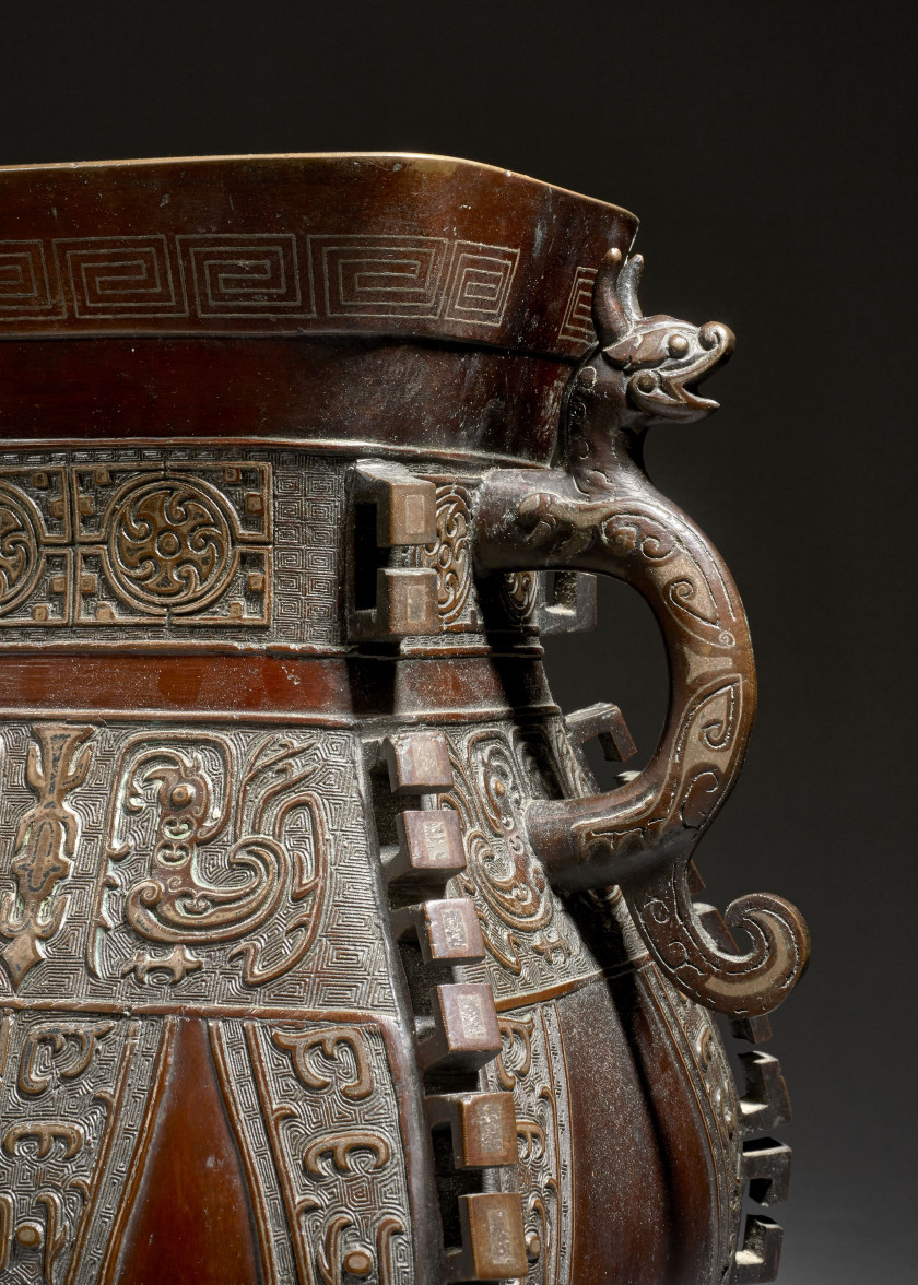 GRAND VASE FANGHU EN BRONZE ET INCRUSTÉ D'ARGENT, Chine, dynastie Qing, XIXe siècle