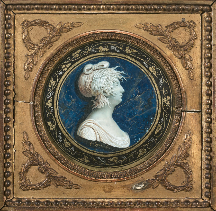 Anthelme-François LAGRENÉE Paris, 1774 - 1832 Profils de femmes à la coiffure ornée de tresses, en imitation de camées Paire de mini...