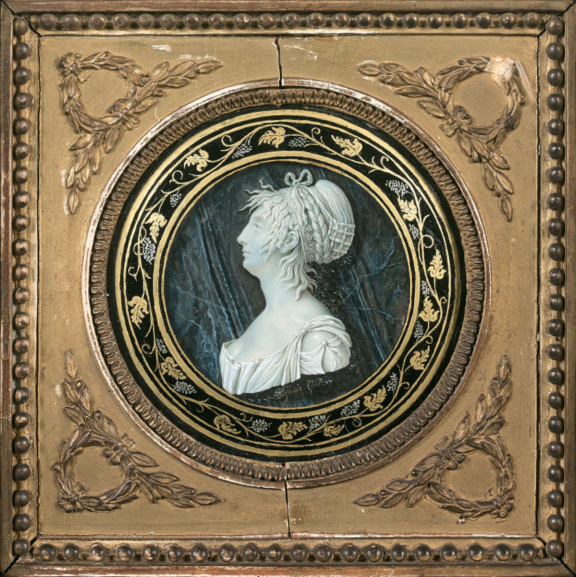 Anthelme-François LAGRENÉE Paris, 1774 - 1832 Profils de femmes à la coiffure ornée de tresses, en imitation de camées Paire de mini...