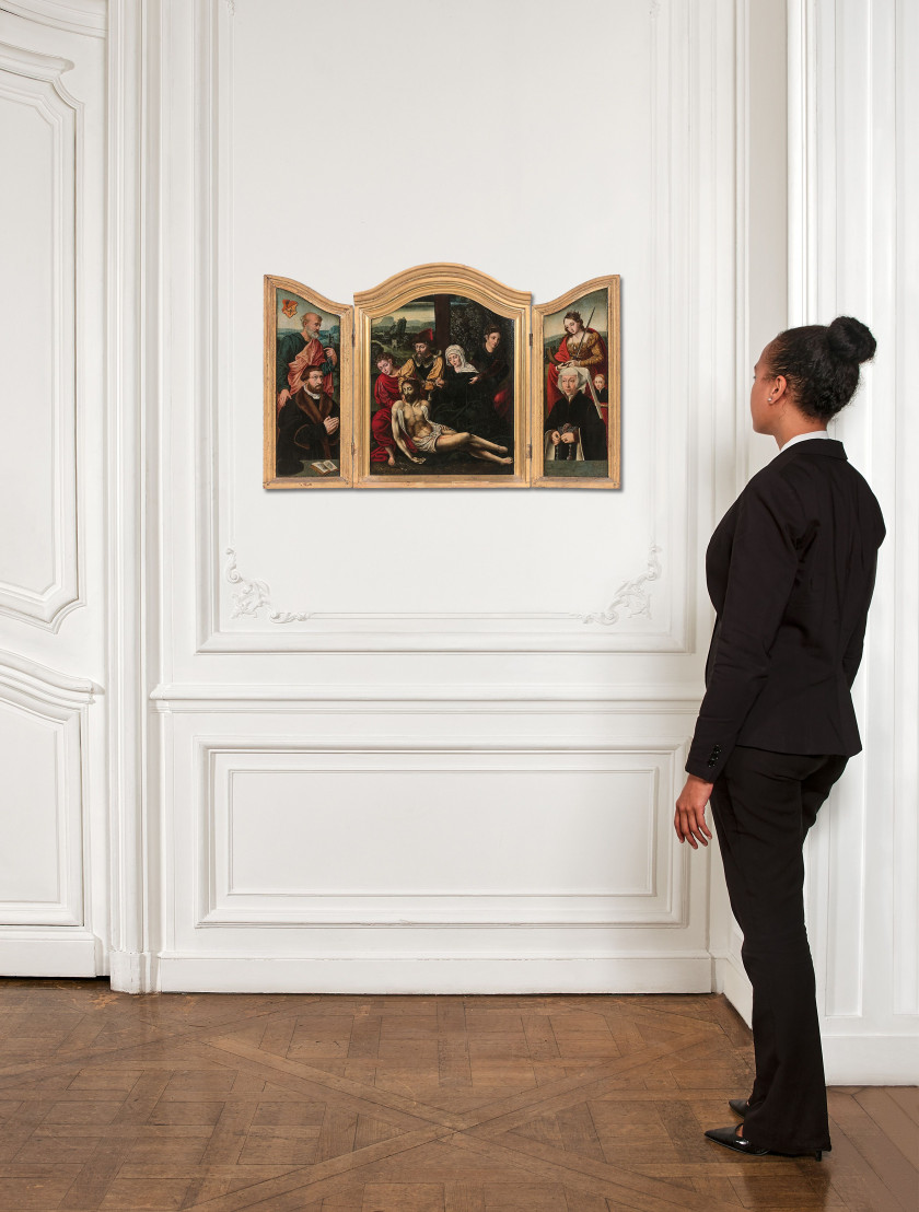 Pays-Bas, début du XVIe siècle  Panneau central : La déploration du Christ, volet droit : Saint Pierre et un donateur, volet gauche...