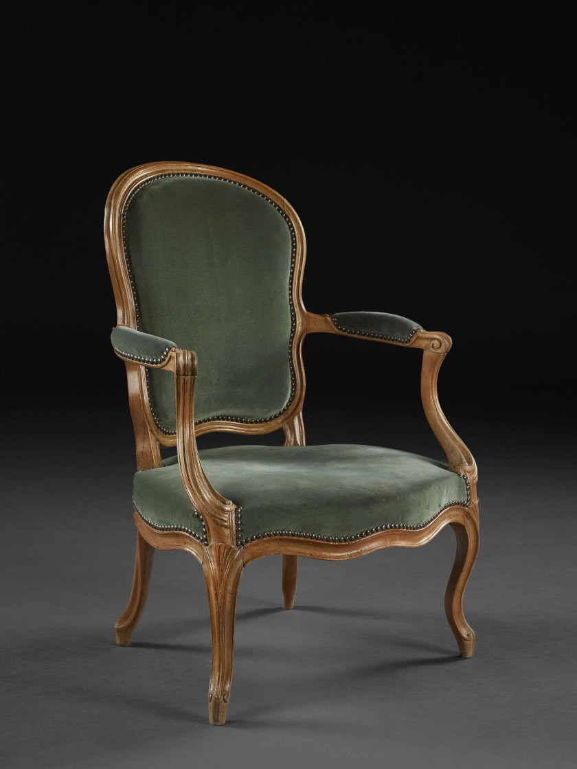 FAUTEUIL EN CABRIOLET D'ÉPOQUE LOUIS XV Estampille de Claude Chevigny