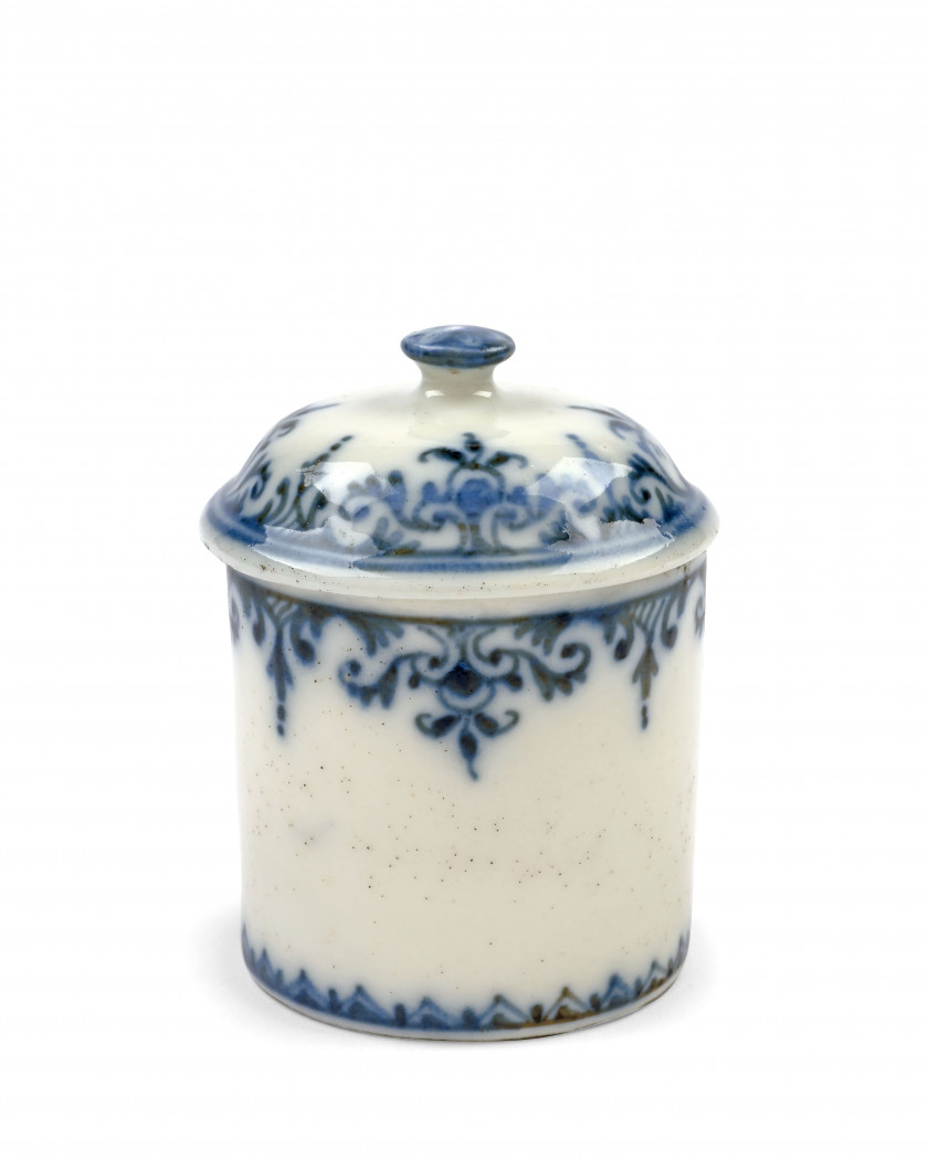 PETIT POT À POMMADE COUVERT CYLINDRIQUE EN PORCELAINE TENDRE DE PARIS DU XVIIIe SIÈCLE