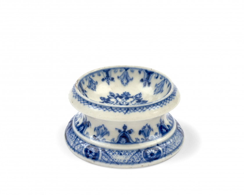 SALIÈRE RONDE EN PORCELAINE TENDRE DE SAINT-CLOUD DU XVIIIe SIÈCLE Vers 1700-1715