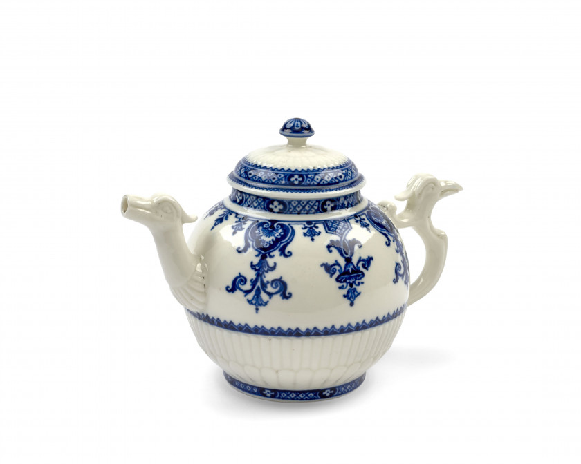 THÉIÈRE COUVERTE EN PORCELAINE TENDRE DE SAINT-CLOUD DU XVIIIe SIÈCLE Vers 1720-1725