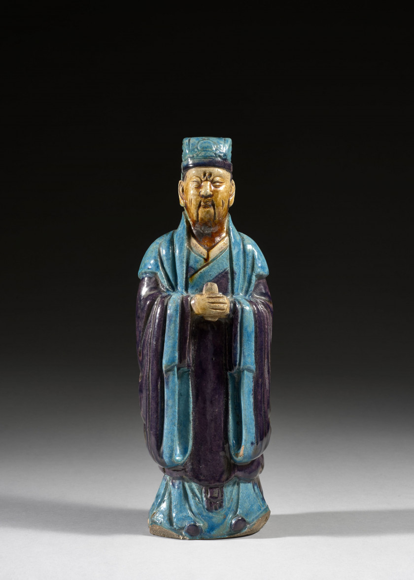 STATUETTE DE DIGNITAIRE EN GRÈS ÉMAILLÉ TURQUOISE, AUBERGINE ET OCRE, Chine, dynastie Ming (1368-1644)